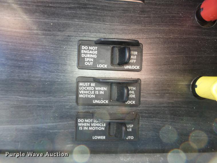 image for item DD2484 2006 Freightliner Columbia semi truck