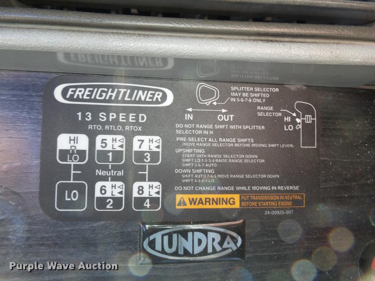 image for item DD2484 2006 Freightliner Columbia semi truck