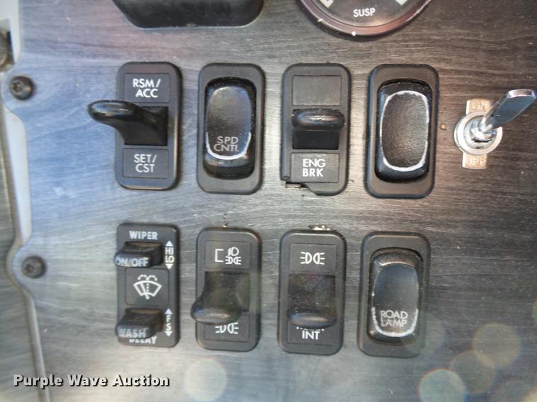 image for item DD2484 2006 Freightliner Columbia semi truck