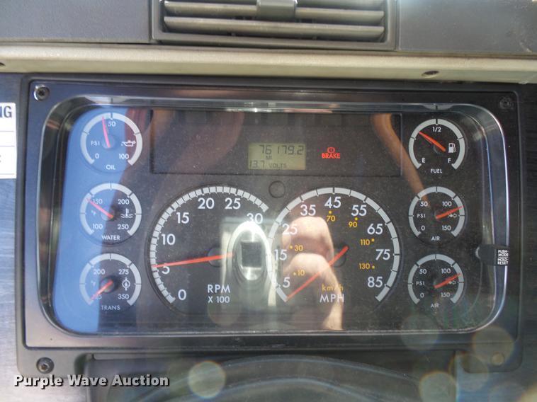 image for item DD2484 2006 Freightliner Columbia semi truck