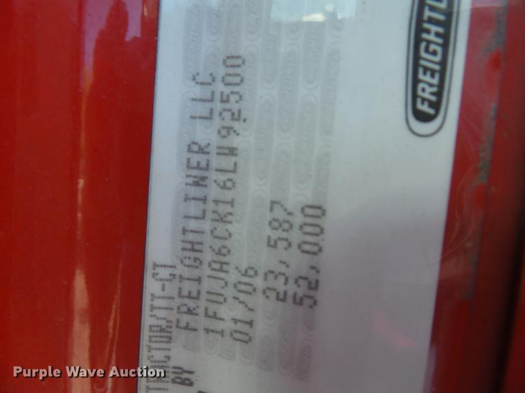 image for item DD2484 2006 Freightliner Columbia semi truck