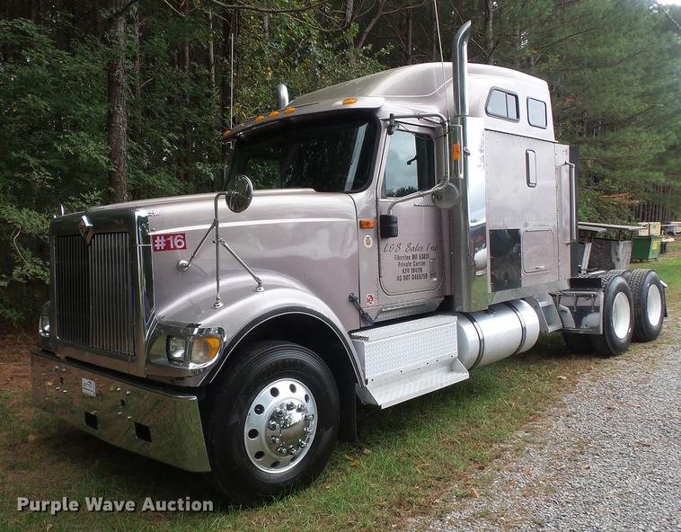 image for item DD2486 2002 International Eagle 9900i semi truck