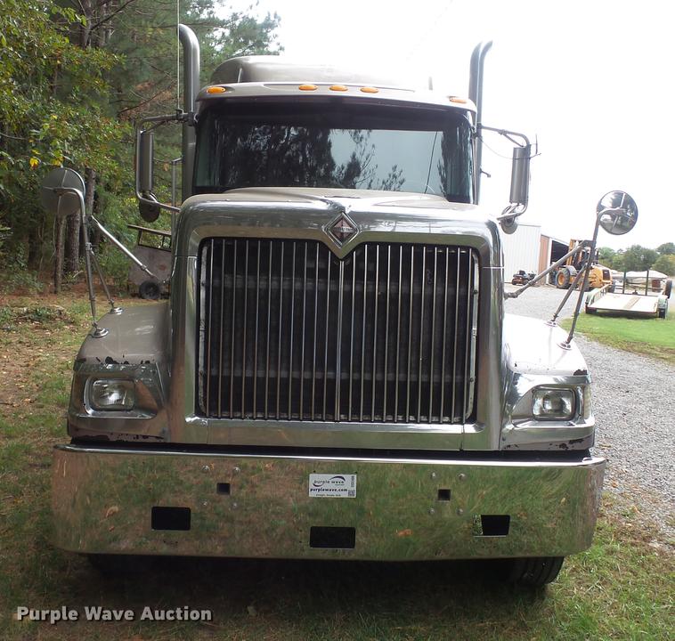 image for item DD2486 2002 International Eagle 9900i semi truck
