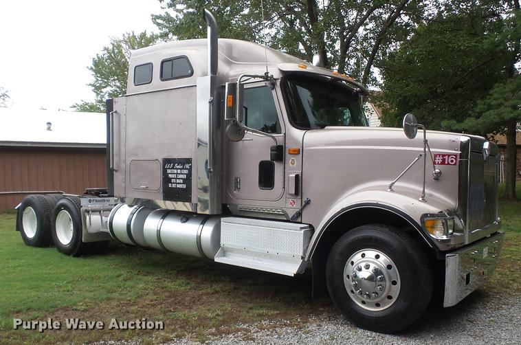 image for item DD2486 2002 International Eagle 9900i semi truck