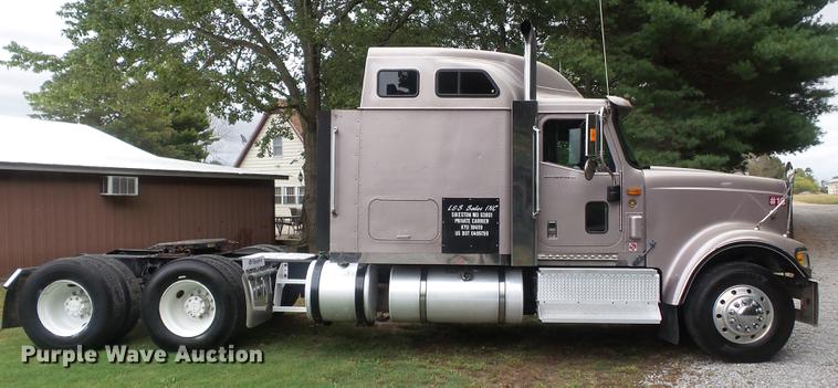 image for item DD2486 2002 International Eagle 9900i semi truck