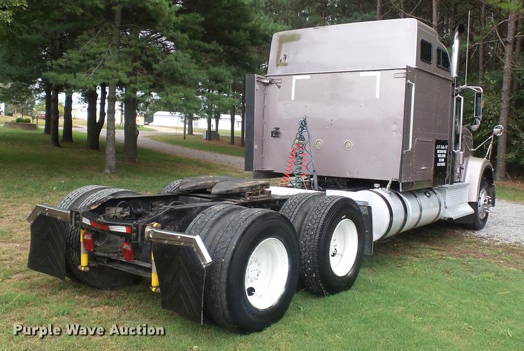 image for item DD2486 2002 International Eagle 9900i semi truck