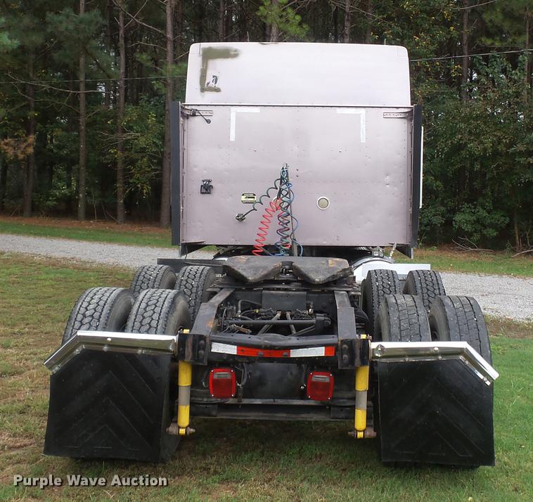 image for item DD2486 2002 International Eagle 9900i semi truck