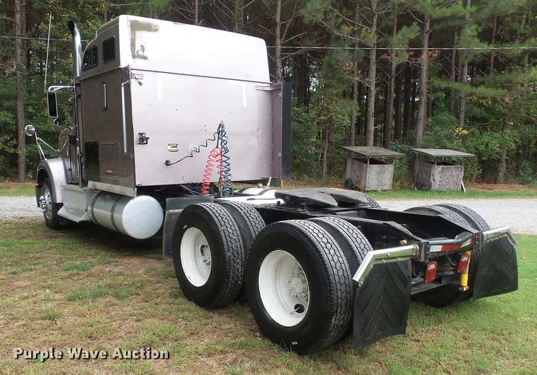 image for item DD2486 2002 International Eagle 9900i semi truck