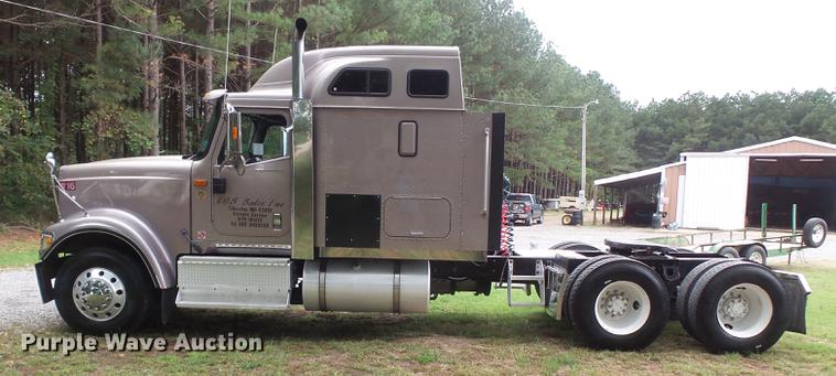 image for item DD2486 2002 International Eagle 9900i semi truck