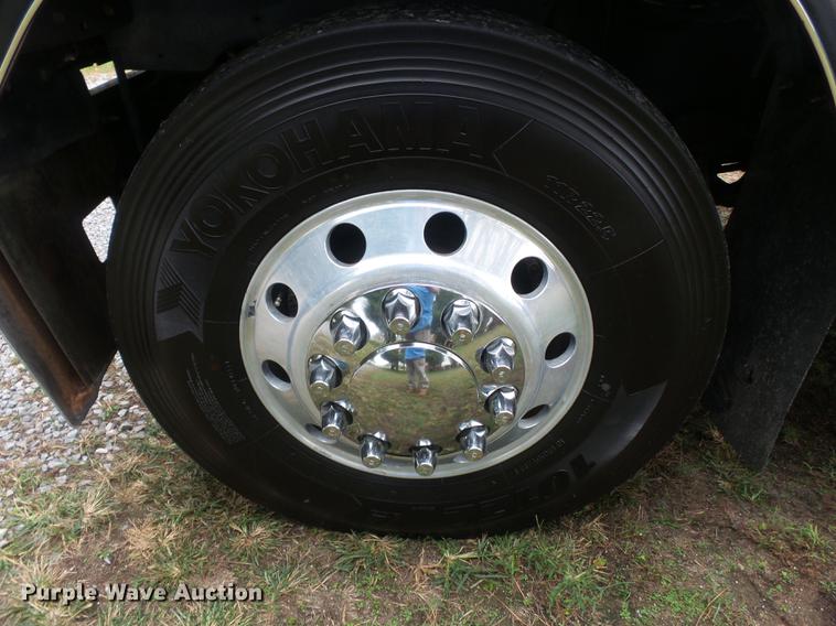 image for item DD2486 2002 International Eagle 9900i semi truck