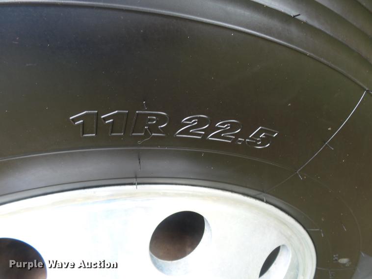 image for item DD2486 2002 International Eagle 9900i semi truck