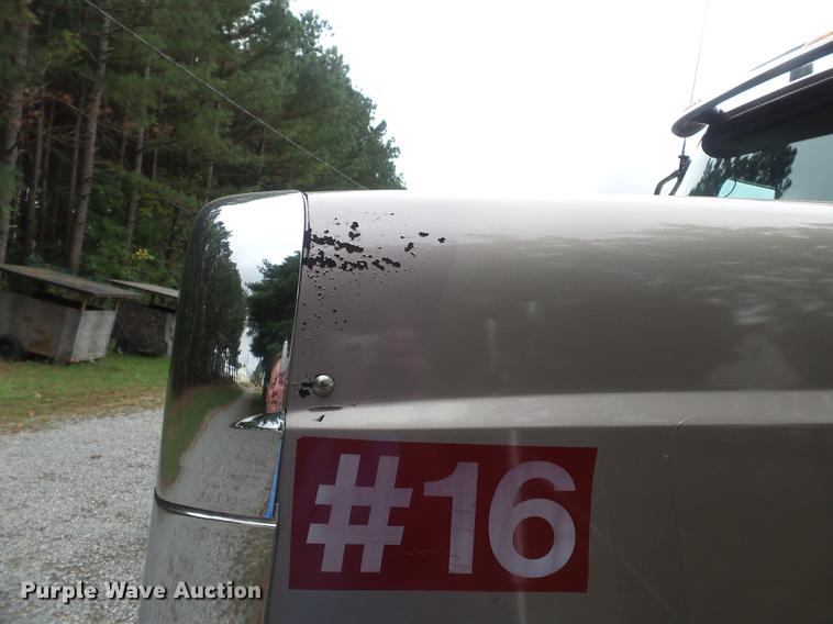 image for item DD2486 2002 International Eagle 9900i semi truck