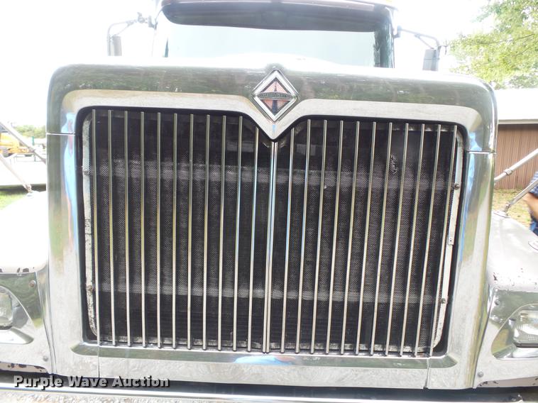 image for item DD2486 2002 International Eagle 9900i semi truck