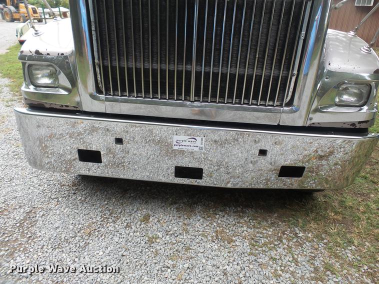 image for item DD2486 2002 International Eagle 9900i semi truck