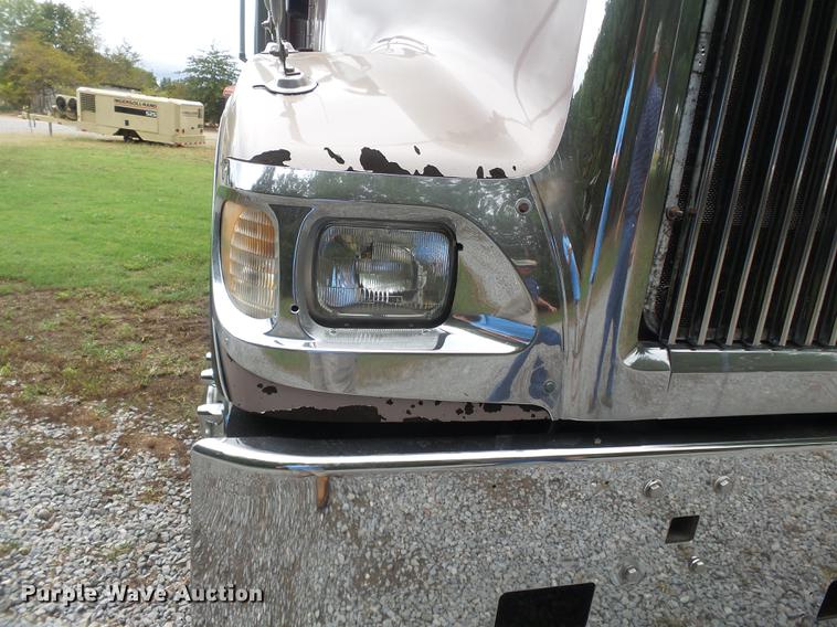 image for item DD2486 2002 International Eagle 9900i semi truck