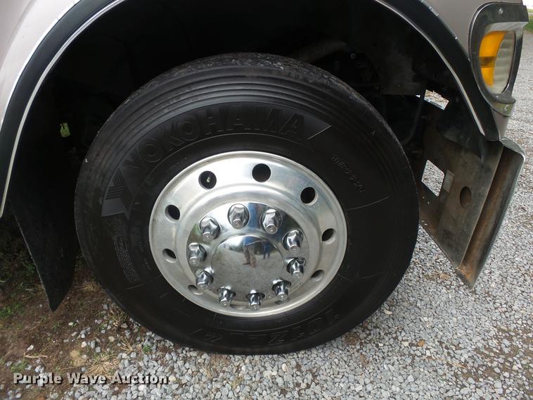 image for item DD2486 2002 International Eagle 9900i semi truck