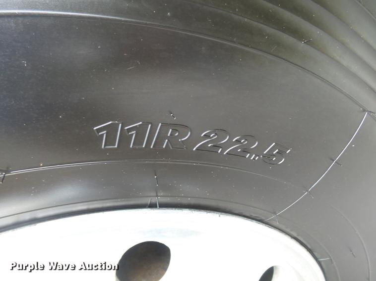 image for item DD2486 2002 International Eagle 9900i semi truck