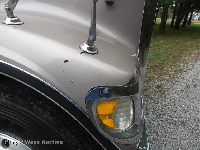 image for item DD2486 2002 International Eagle 9900i semi truck