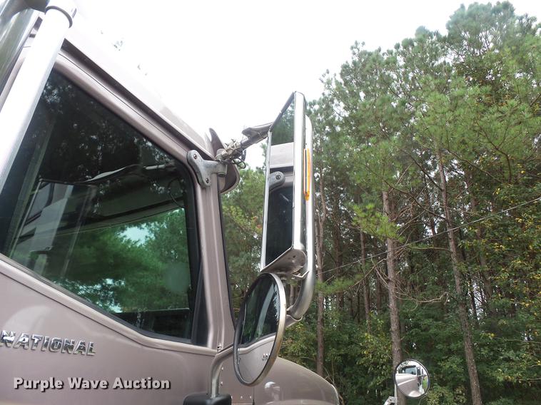 image for item DD2486 2002 International Eagle 9900i semi truck