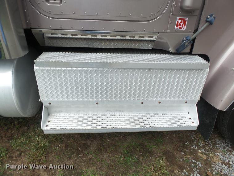 image for item DD2486 2002 International Eagle 9900i semi truck