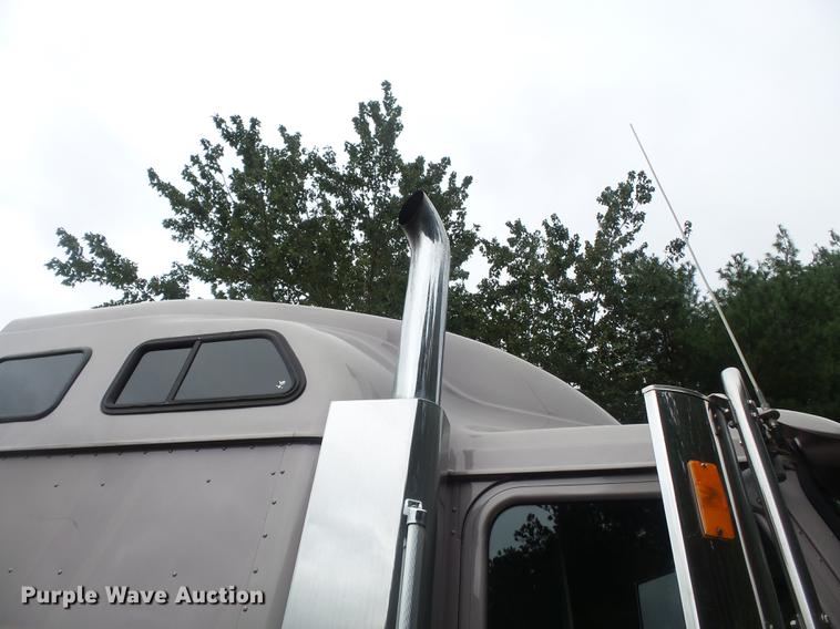 image for item DD2486 2002 International Eagle 9900i semi truck