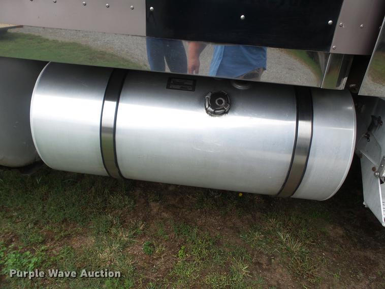 image for item DD2486 2002 International Eagle 9900i semi truck