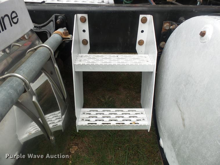 image for item DD2486 2002 International Eagle 9900i semi truck