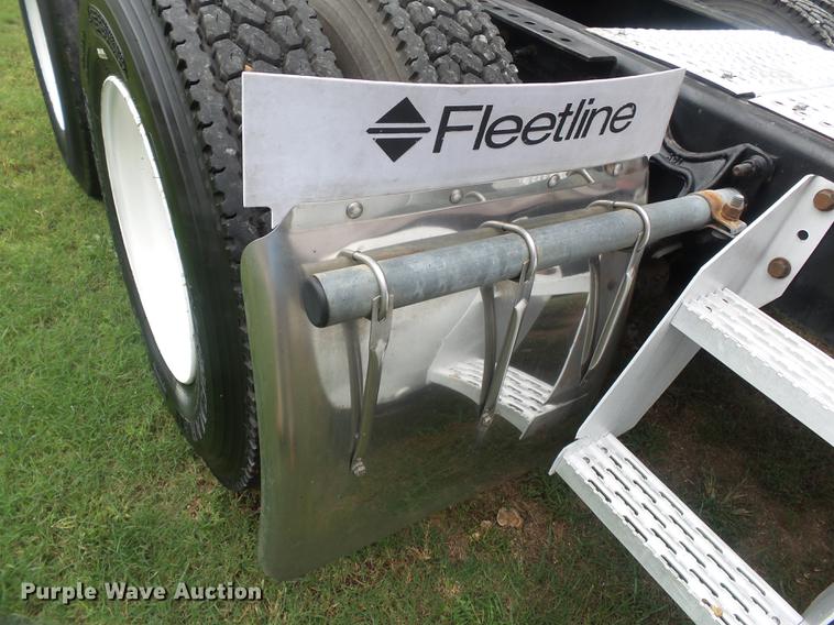 image for item DD2486 2002 International Eagle 9900i semi truck