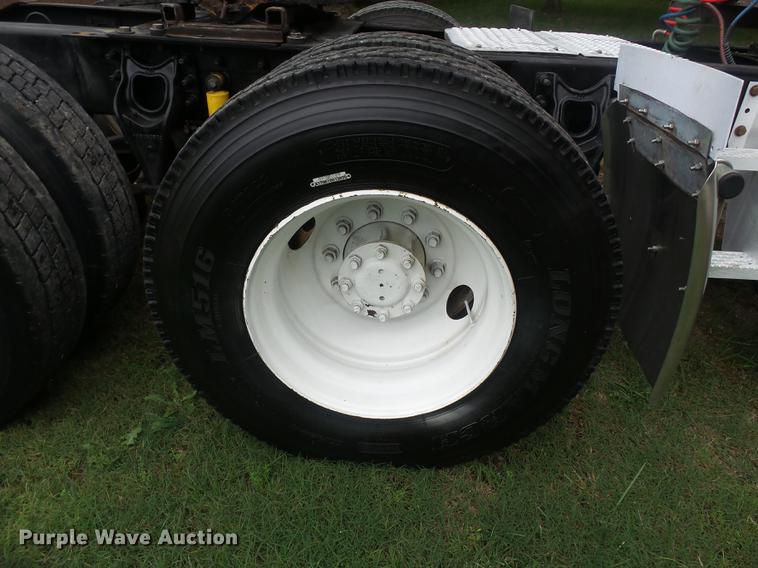 image for item DD2486 2002 International Eagle 9900i semi truck