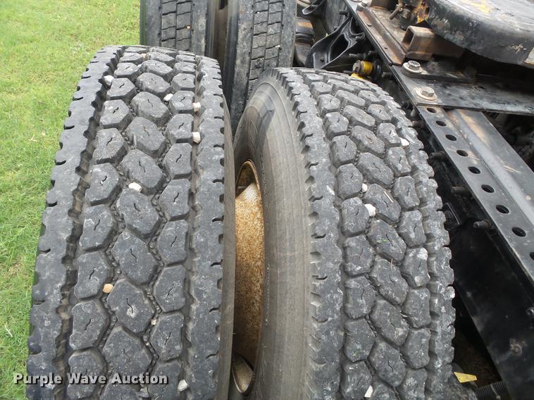 image for item DD2486 2002 International Eagle 9900i semi truck