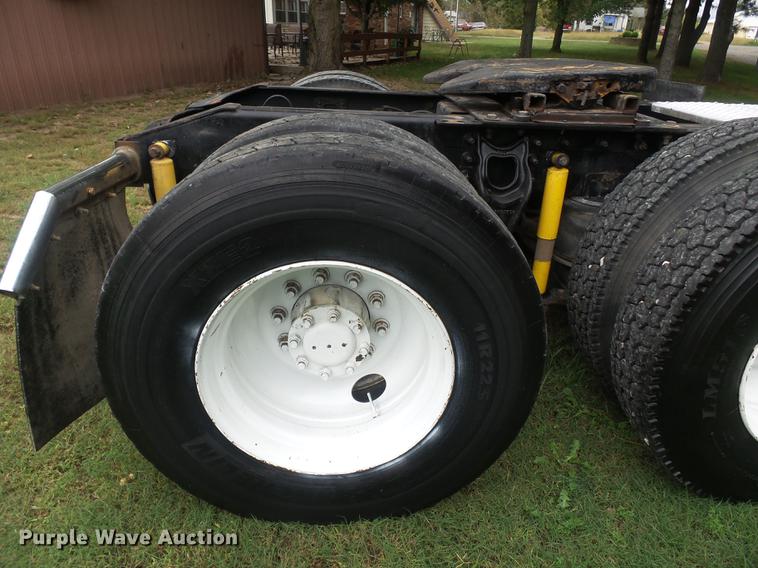 image for item DD2486 2002 International Eagle 9900i semi truck