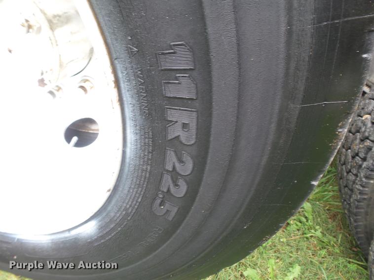 image for item DD2486 2002 International Eagle 9900i semi truck