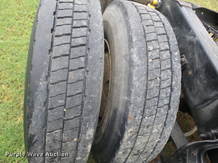 image for item DD2486 2002 International Eagle 9900i semi truck