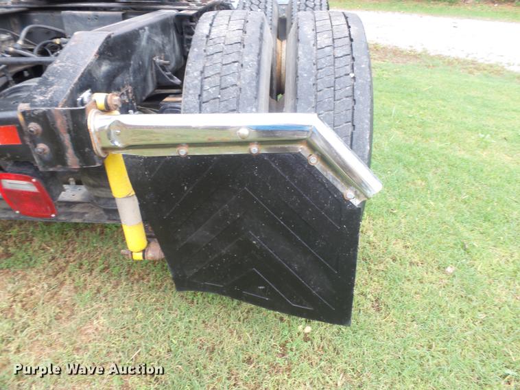 image for item DD2486 2002 International Eagle 9900i semi truck