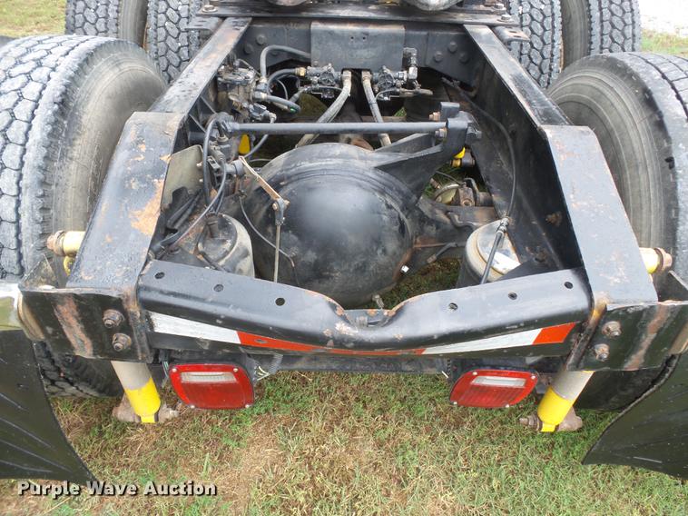 image for item DD2486 2002 International Eagle 9900i semi truck