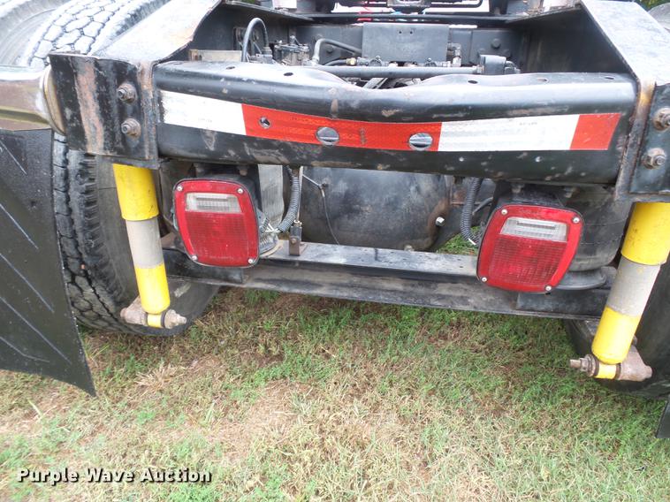 image for item DD2486 2002 International Eagle 9900i semi truck