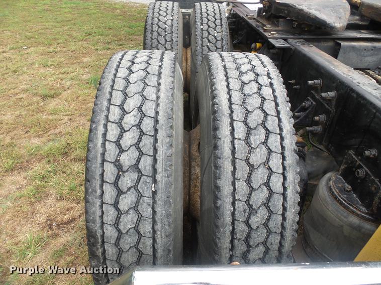 image for item DD2486 2002 International Eagle 9900i semi truck