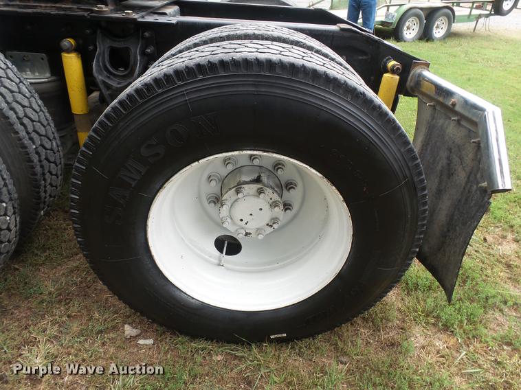 image for item DD2486 2002 International Eagle 9900i semi truck