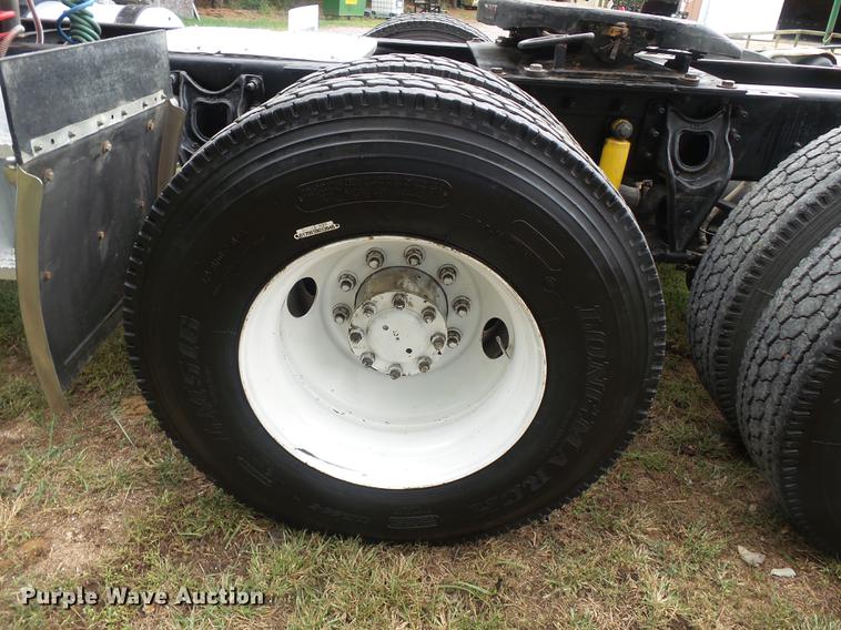 image for item DD2486 2002 International Eagle 9900i semi truck