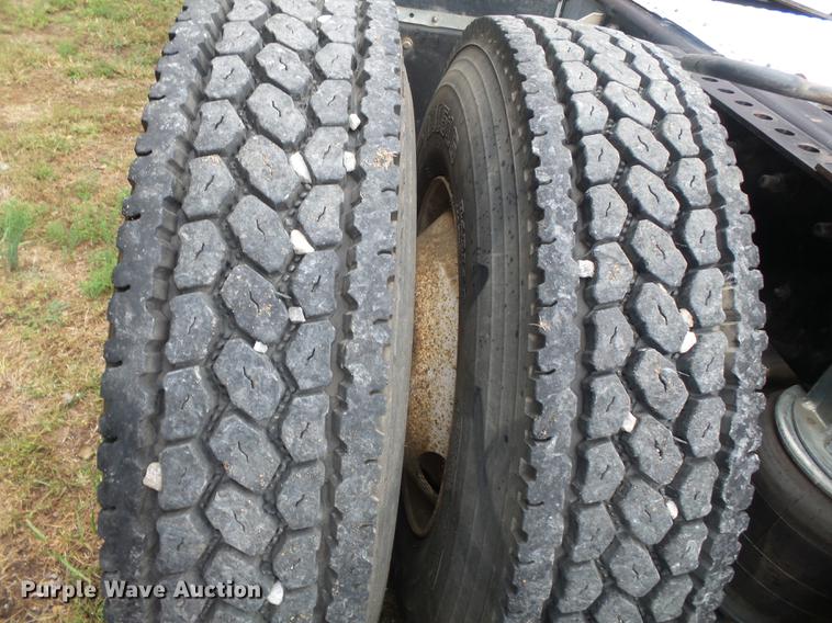 image for item DD2486 2002 International Eagle 9900i semi truck