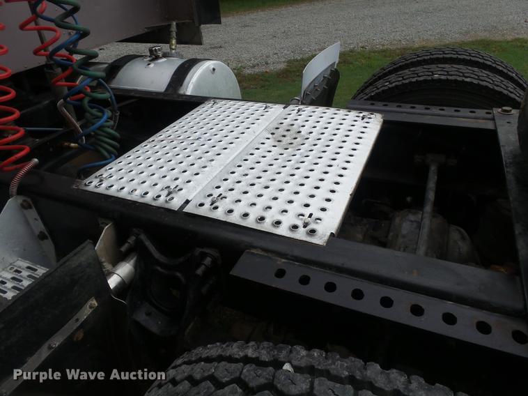 image for item DD2486 2002 International Eagle 9900i semi truck