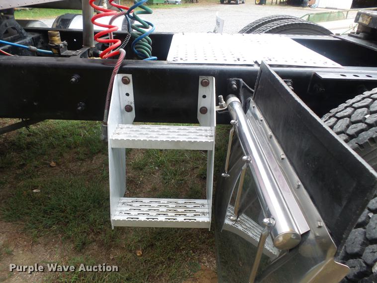 image for item DD2486 2002 International Eagle 9900i semi truck