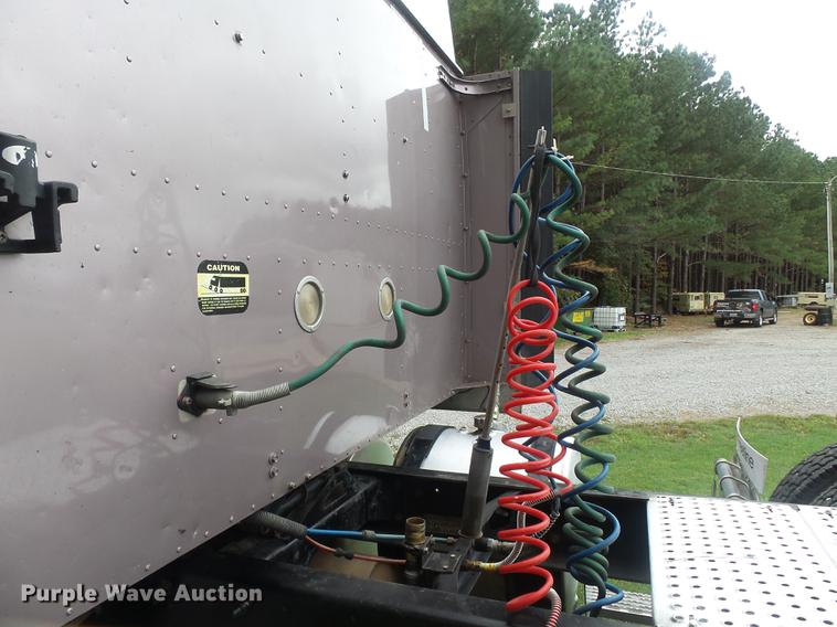 image for item DD2486 2002 International Eagle 9900i semi truck