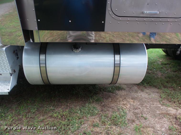 image for item DD2486 2002 International Eagle 9900i semi truck