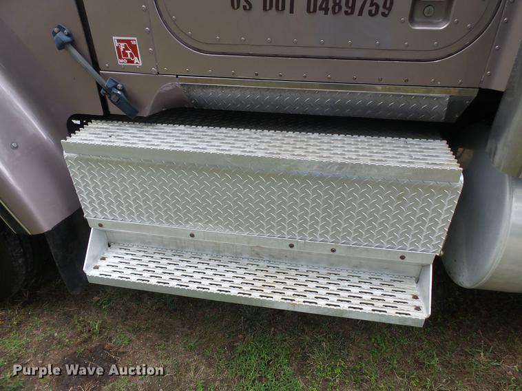 image for item DD2486 2002 International Eagle 9900i semi truck