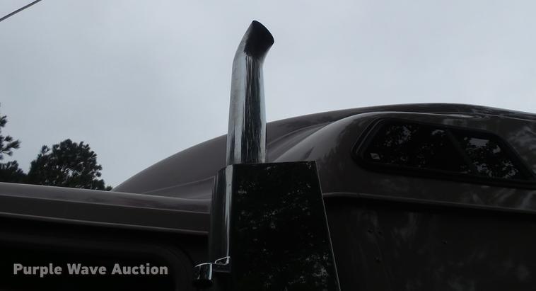 image for item DD2486 2002 International Eagle 9900i semi truck