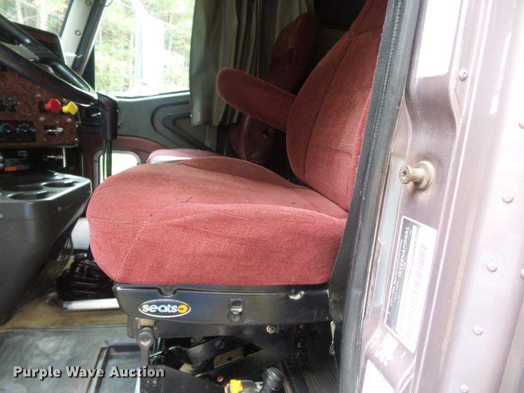 image for item DD2486 2002 International Eagle 9900i semi truck