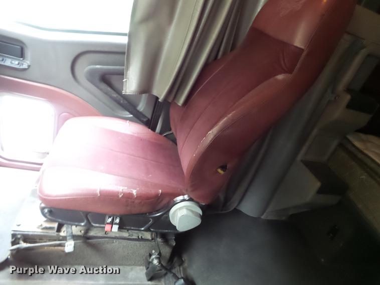 image for item DD2486 2002 International Eagle 9900i semi truck