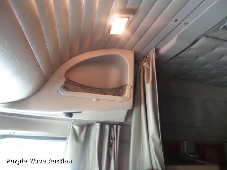 image for item DD2486 2002 International Eagle 9900i semi truck