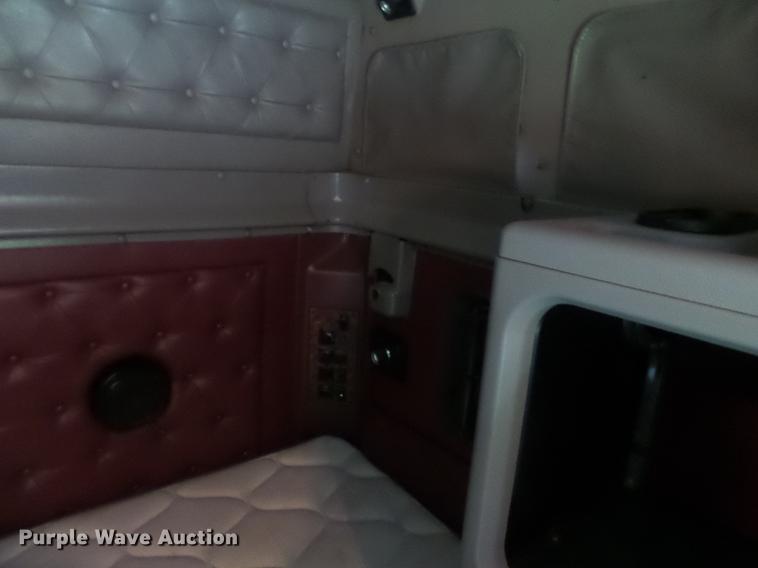 image for item DD2486 2002 International Eagle 9900i semi truck